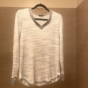 Light weight V-neck cotton stretchy long sleeve shirt